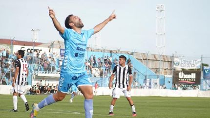 Agustín Allione firmó antes de subirse al micro.