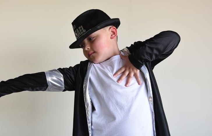 Benizio comenzó a escuchar a Michael Jackson por YouTube y comenzó a imitarlo.