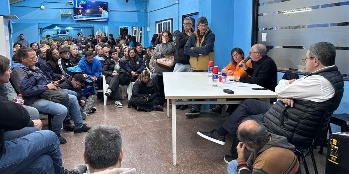 Alberto Lecchi junto a los socios de Temperley.