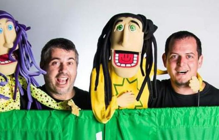 Puñales y Vega divierten y enseñan gracias a los títeres.