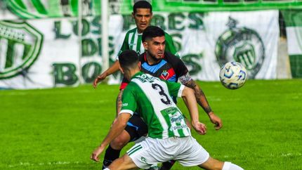 Matías Sproat hace pasar de largo a Sebastián Aquino.