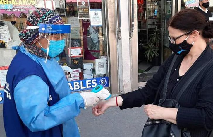 Recorren zonas comerciales y estaciones de trenes.