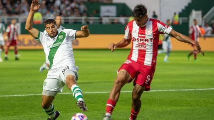 Insúa y Maribel disputan la pelota.