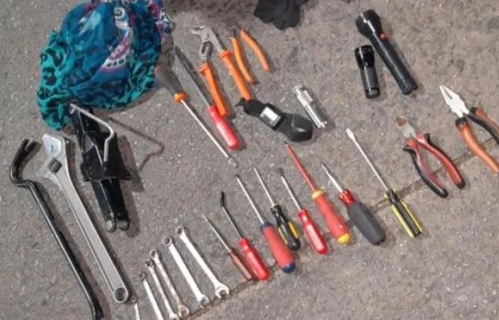 Herramientas incautadas en el auto de los delincuentes en Temperley.