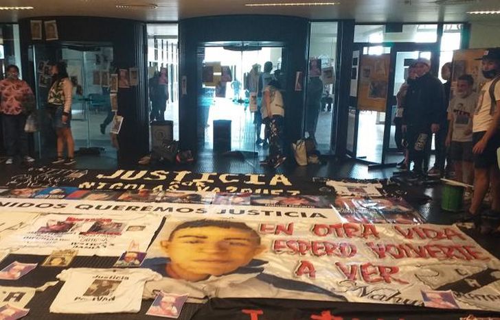 Los familiares desplegaron banderas y pancartas en el hall