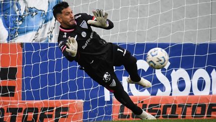 López ataja el penal de Domínguez.
