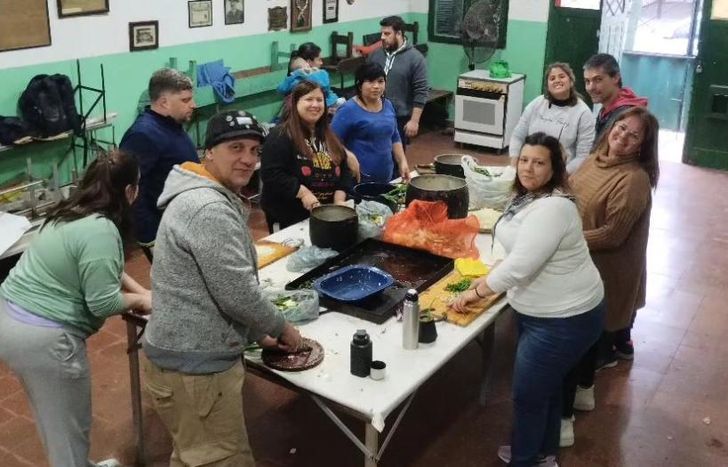 En pleno proceso de elaboración del locro en la sede de los scouts.