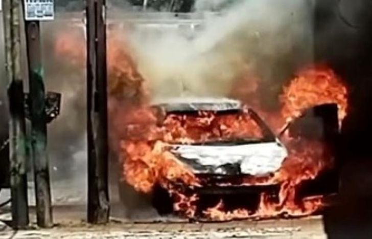 El auto quedó envuelto en llamas.