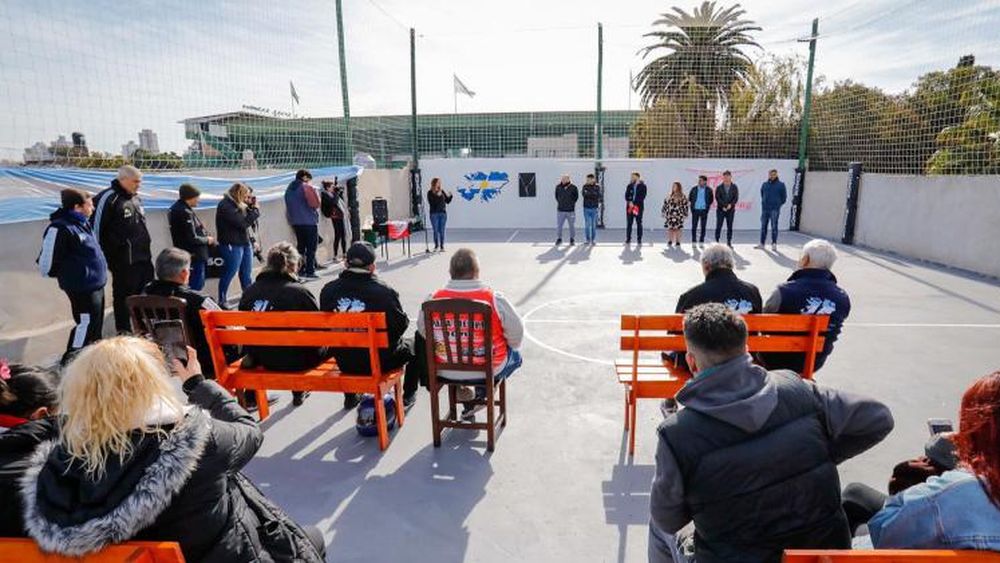 El Club Para Siempre inauguró su cancha de fútbol.