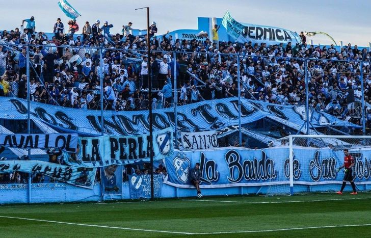 La hinchada de Temperley en el Alfredo Beranger.