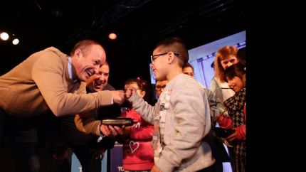 los chicos recibieron los lentes con alegría.