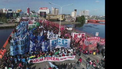 una multitud colmo la plaza de mayo contra el gobierno