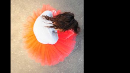 la obra investiga la memoria colectiva grabada en el cuerpo.