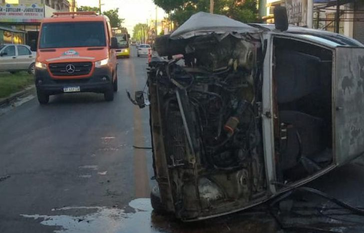 El auto quedó volcado sobre la calle. Intervino Defensa Civil de Lomas.