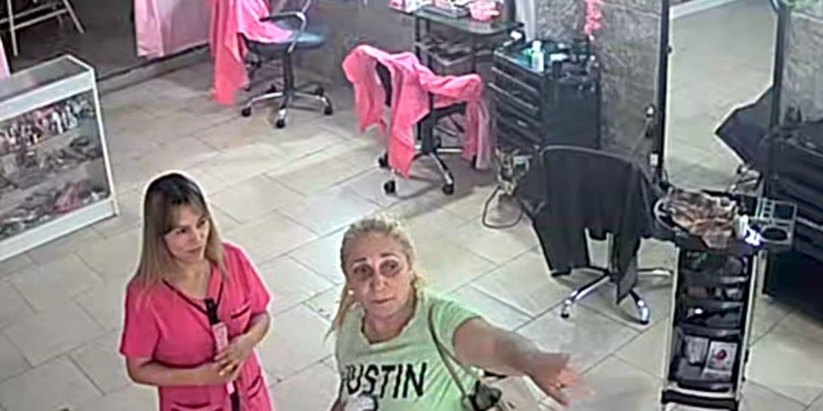 La víctima junto a una de las estafadoras.