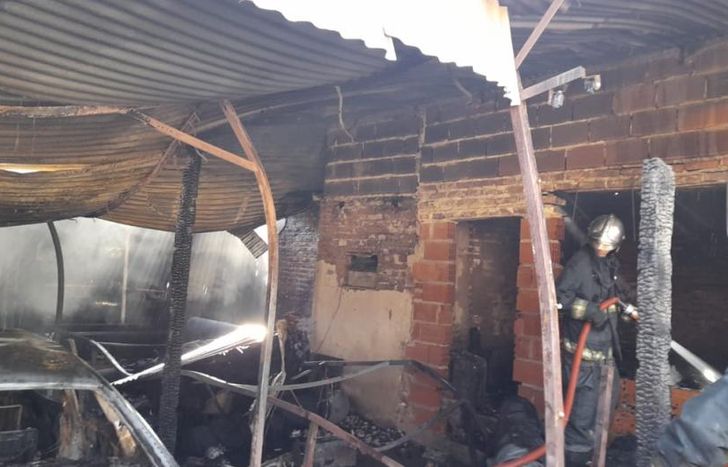 Tuvieron que evacuar a los vecinos de una casa lindera.