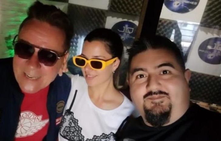 Junto a los representantes de la discográfica.