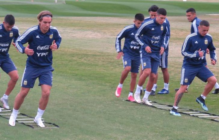 De la Vega y Urzi pelean por un lugar.