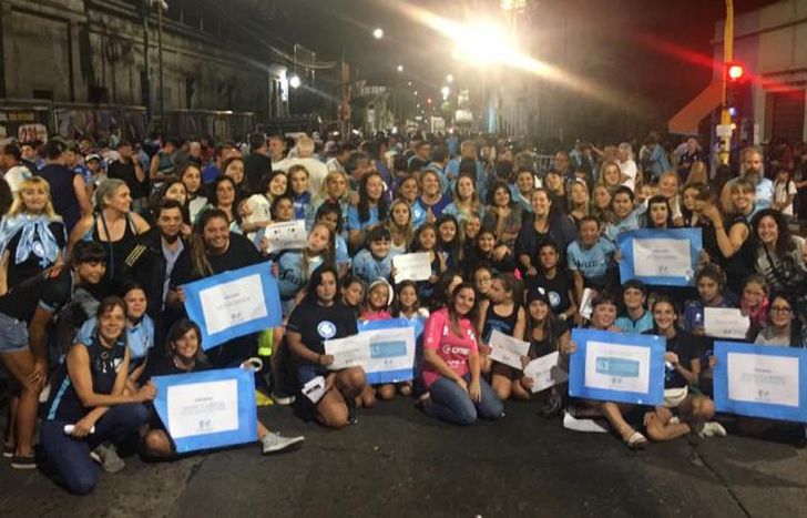 Las mujeres del fútbol, unidas en cada club del Sur.