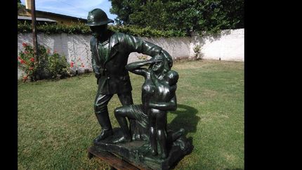 artistas restauran monumentos de la plaza grigera