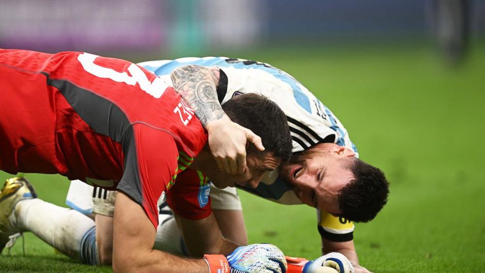 Dibu y Messi, abrazados tras el pase a las semifinales.