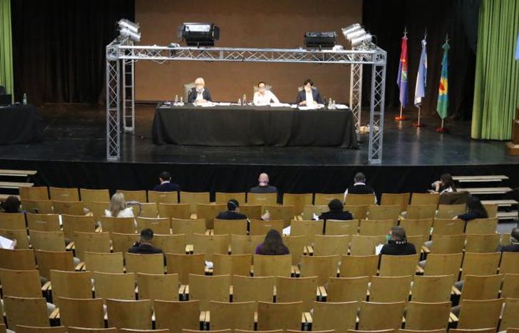 Tras algunas sesiones en el Teatro, vuelven al clásico recinto.