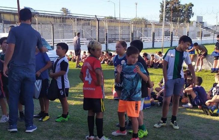 Se repartieron un centenar de pares de zapatillas.