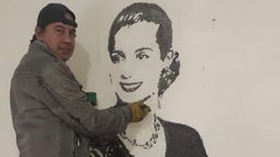 Marcial en pleno trabajo. El mural estará terminado en unos días.