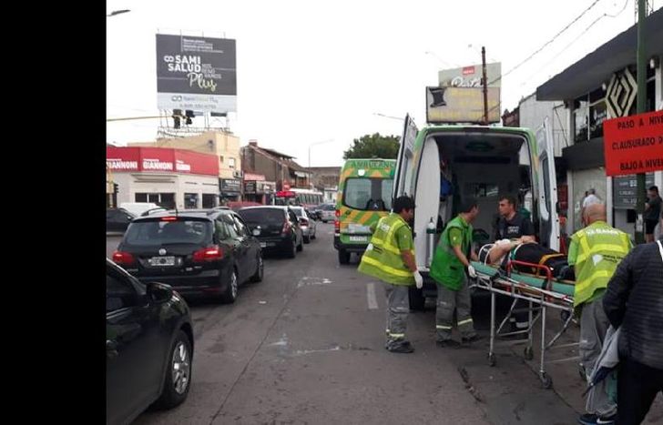 Médicos, enfermeros, choferes y radio-operadores trabajan en conjunto para dar una rápida asistencia.