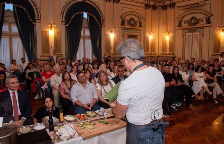 Donato en acción, ante la atenta mirada de los vecinos de Lomas. La masterclass fue un éxito.