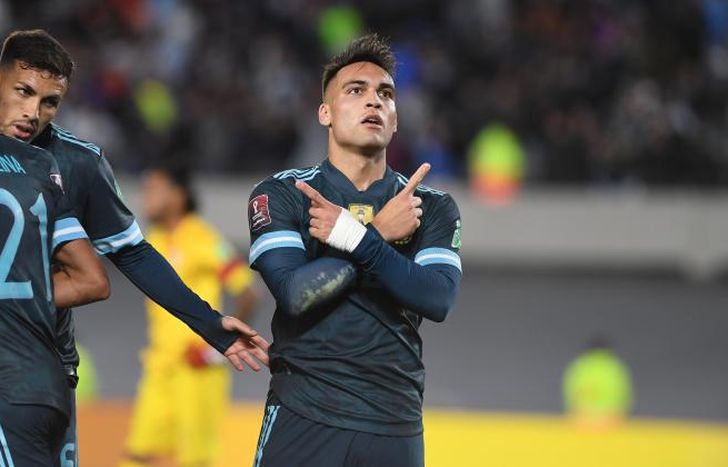 El festejo de Lautaro Martínez tras su cabezazo.