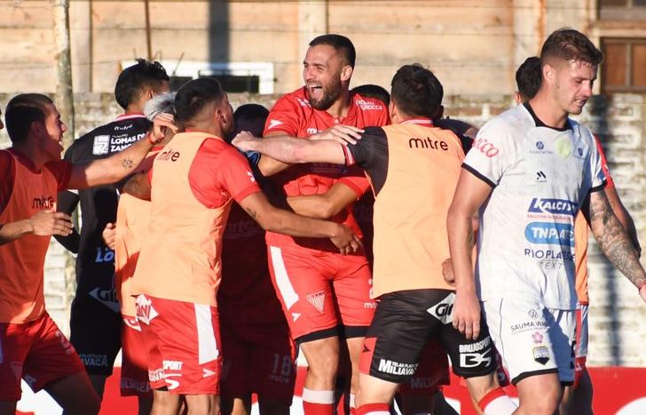 Así se festejó un histórico triunfo ante Deportivo Armenio.