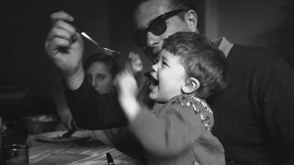 El periodista, en su niñez con sus papá Diego.