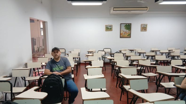 Robles ya se prepara para lo que será su vida como contador. Cambiará las aulas por su oficina.