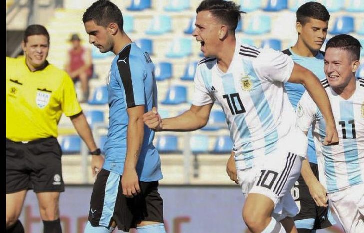 Gonzalo Maroni festeja su gol cuando se jugaban segundos del complemento.