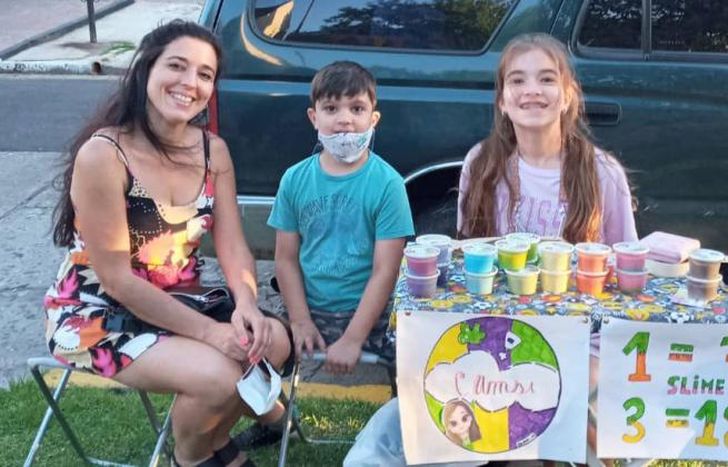 Cami estuvo acompañada por su mamá y su hermanito.