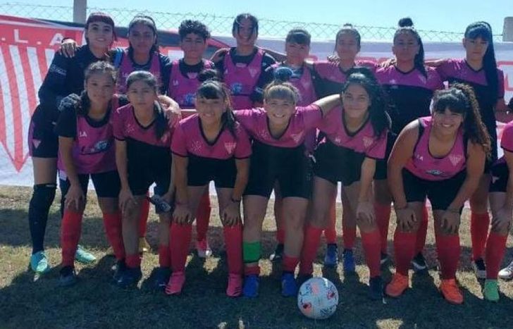 Jugadoras y cuerpo técnico, unidos por una causa solidaria.