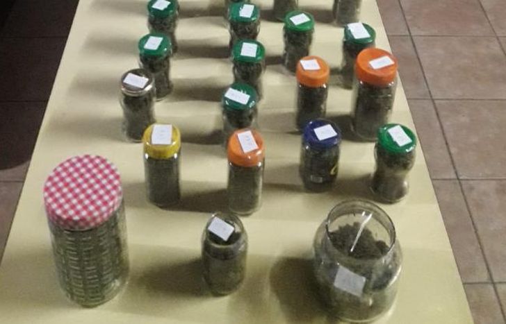 Secuestraron 28 frascos de vidrio con marihuana.