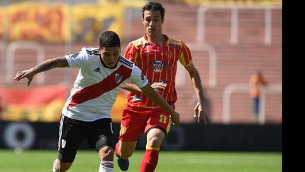 El colombiano Quintero fue la figura del partido y autor de dos goles en Mendoza.