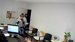 El robo quedó registrado en una cámara de seguridad.