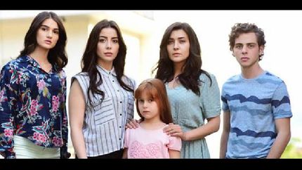 SE SUMA A OTRAS FICCIONES EXTRANJERAS.