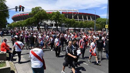 Los hinchas se va del Monumental tras recibir la información de que no se jugaba.