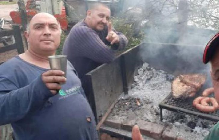 junto a dos amigos en el asado.