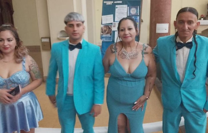 Las damas de honor y los caballeros acompañaron con el color preferido de la pareja.