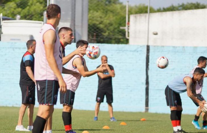 El plantel se sigue entrenando en el estadio.