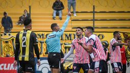 Daniel Zamora expulsó dos jugadores de Los Andes. An