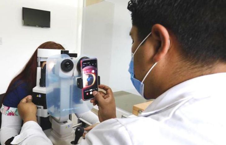 Las personas tienen acceso a diferentes especialidades.