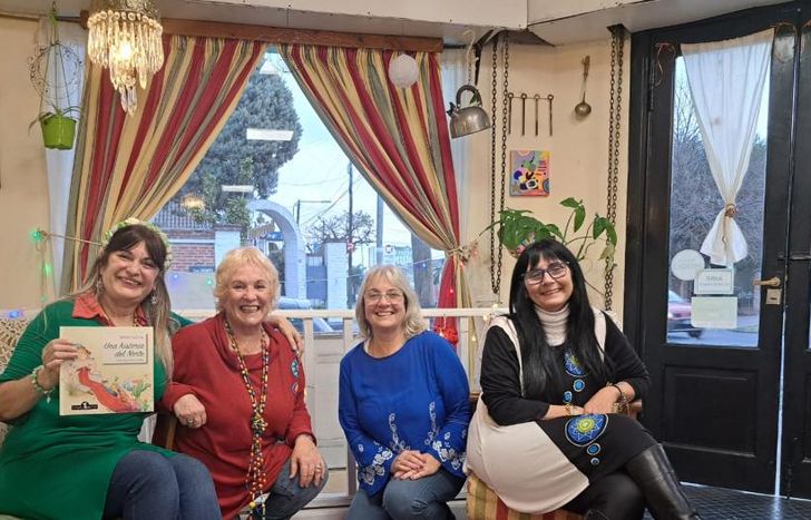 Las narradoras invitaron a todos a pasar una tarde llena de cultura.