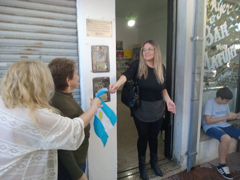 Descubrimiento de placa a Osvaldo Galeazzi, con su esposa Rosa Galarza de Galeazzi y sus hijas Lorena y Evangelina Galeazzi.