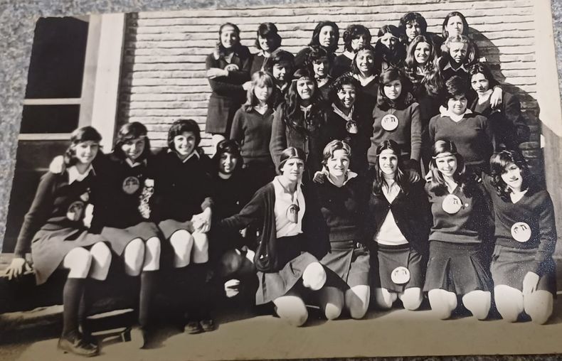 Las egresadas, juntas en Turdera. Un recuerdo imborrable en sus vidas.